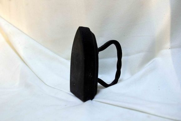 Старинный утюг. Монолит. черный металл. Европа. Конец 19 века