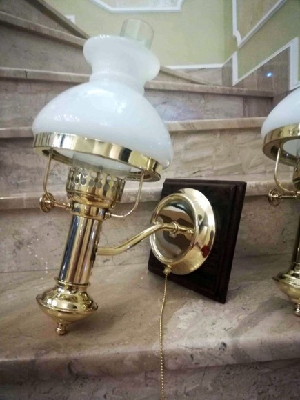 Пара старинных бра. Бывшие керосиновые настенные лампы