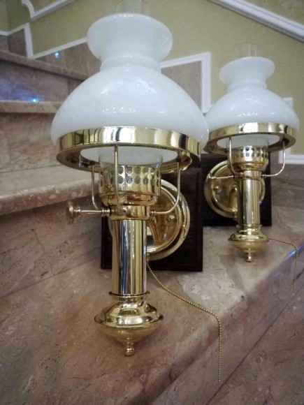 Пара старинных бра. Бывшие керосиновые настенные лампы