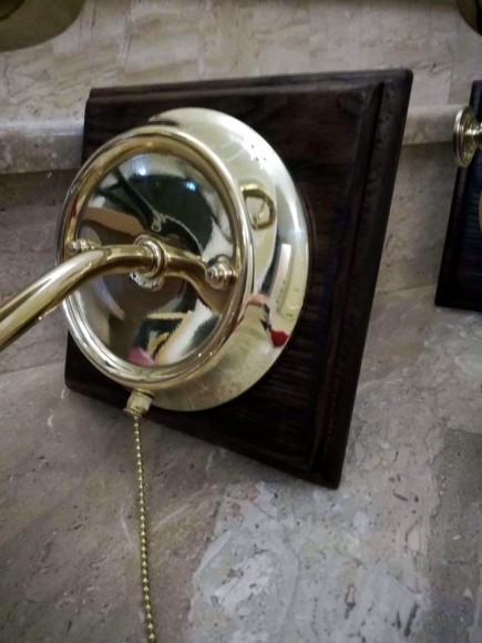 Пара старинных бра. Бывшие керосиновые настенные лампы