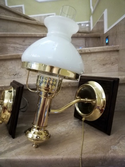 Пара старинных бра. Бывшие керосиновые настенные лампы