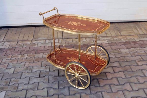 Необыкновенно красивый сервировочный стол маркетри 