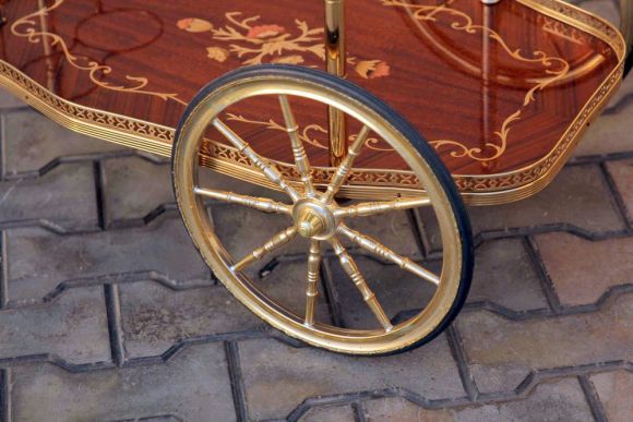 Необыкновенно красивый сервировочный стол маркетри 