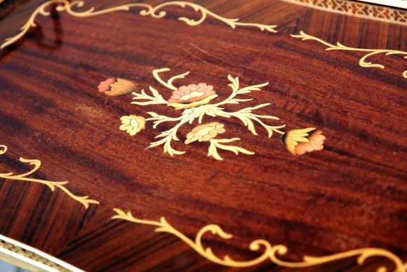 Необыкновенно красивый сервировочный стол маркетри 