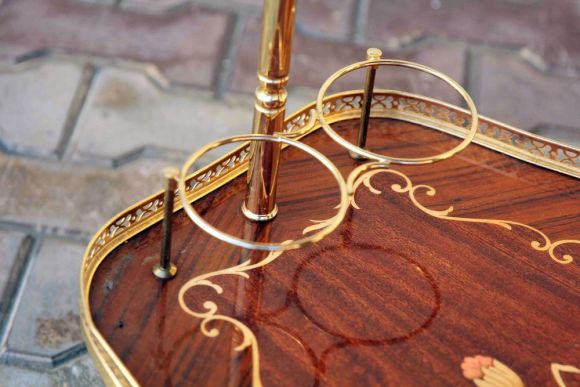 Необыкновенно красивый сервировочный стол маркетри 