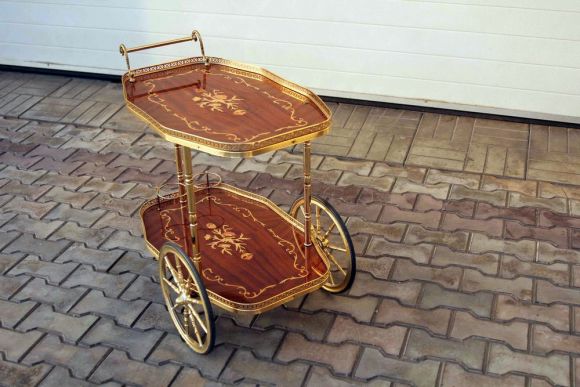 Необыкновенно красивый сервировочный стол маркетри 