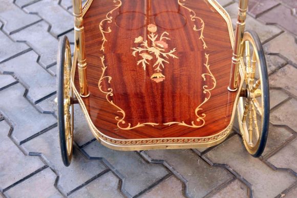 Необыкновенно красивый сервировочный стол маркетри 