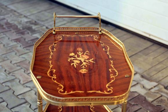 Необыкновенно красивый сервировочный стол маркетри 