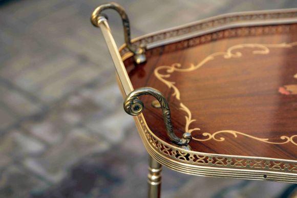 Необыкновенно красивый сервировочный стол маркетри 