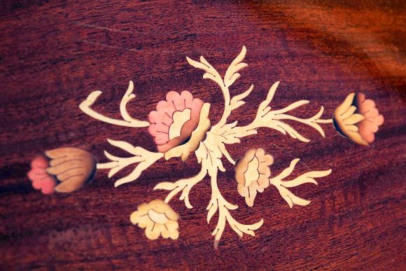 Необыкновенно красивый сервировочный стол маркетри 