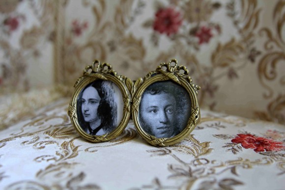 Миленькая двойная латунная рамочка "Первая любовь"