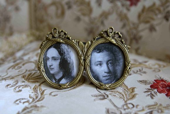 Миленькая двойная латунная рамочка "Первая любовь"