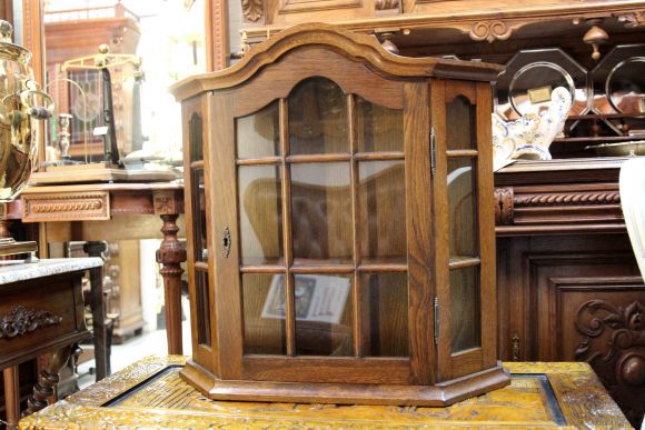 Дубовая витрина в идеальном состоянии