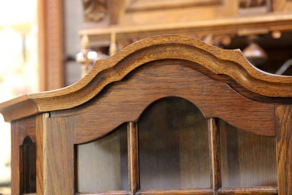 Дубовая витрина в идеальном состоянии