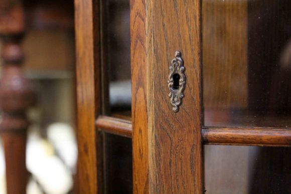 Дубовая витрина в идеальном состоянии