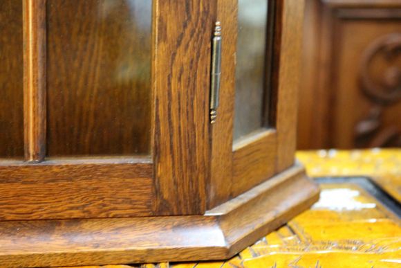 Дубовая витрина в идеальном состоянии