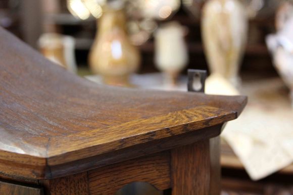 Дубовая витрина в идеальном состоянии