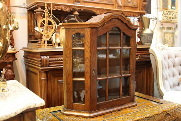 Дубовая витрина в идеальном состоянии