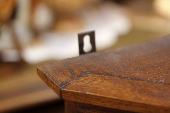 Дубовая витрина в идеальном состоянии