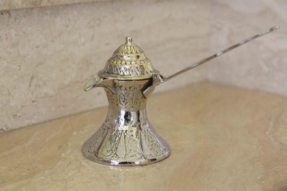 Элегантный арабский кофейник. Латунь, чеканка. Ближний Восток, первая половина ХХ века