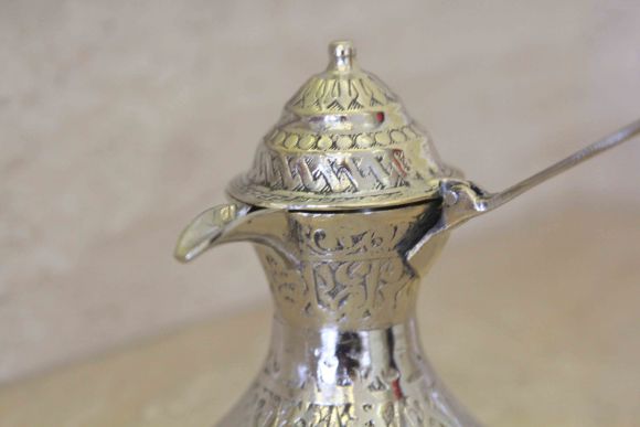 Элегантный арабский кофейник. Латунь, чеканка. Ближний Восток, первая половина ХХ века