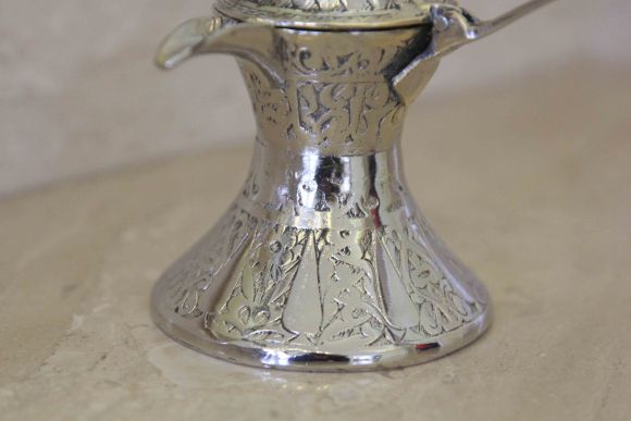 Элегантный арабский кофейник. Латунь, чеканка. Ближний Восток, первая половина ХХ века