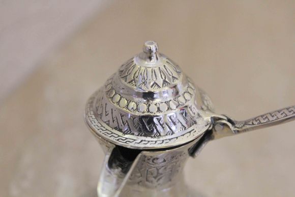 Элегантный арабский кофейник. Латунь, чеканка. Ближний Восток, первая половина ХХ века