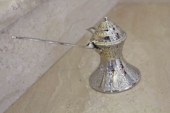 Элегантный арабский кофейник. Латунь, чеканка. Ближний Восток, первая половина ХХ века
