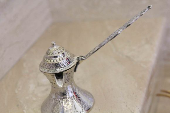 Элегантный арабский кофейник. Латунь, чеканка. Ближний Восток, первая половина ХХ века