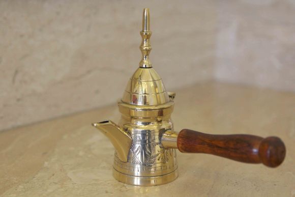 Элегантный арабский кофейник. Латунь, чеканка. Ближний Восток, первая половина ХХ века