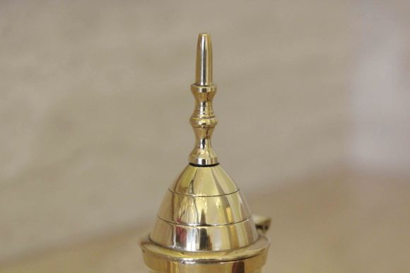 Элегантный арабский кофейник. Латунь, чеканка. Ближний Восток, первая половина ХХ века