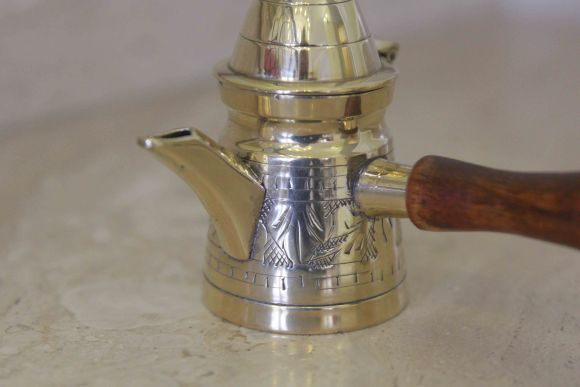 Элегантный арабский кофейник. Латунь, чеканка. Ближний Восток, первая половина ХХ века