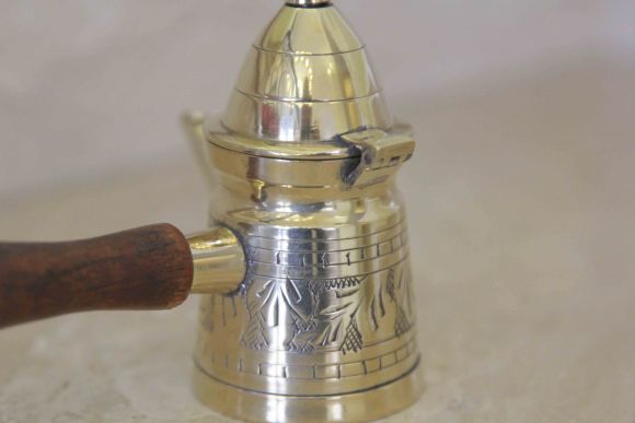 Элегантный арабский кофейник. Латунь, чеканка. Ближний Восток, первая половина ХХ века