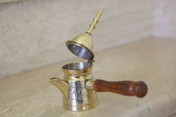 Элегантный арабский кофейник. Латунь, чеканка. Ближний Восток, первая половина ХХ века