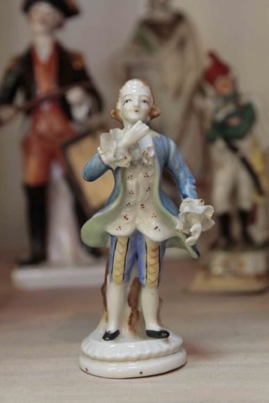 Антикварная фарфоровая статуэтка Кавалер