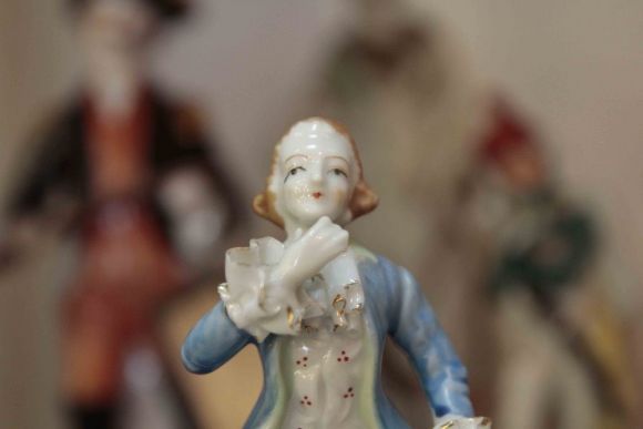 Антикварная фарфоровая статуэтка Кавалер