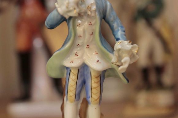 Антикварная фарфоровая статуэтка Кавалер