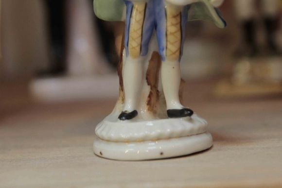 Антикварная фарфоровая статуэтка Кавалер