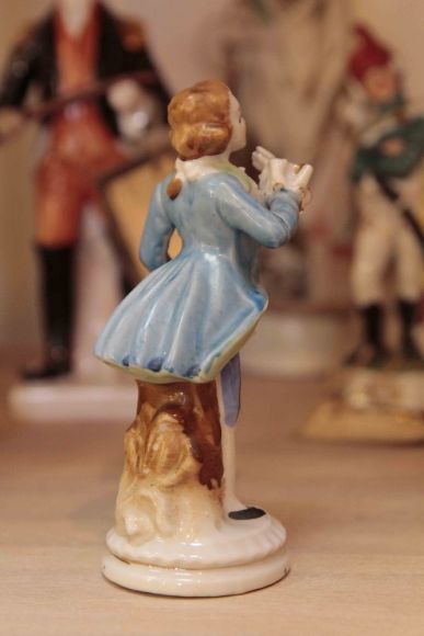 Антикварная фарфоровая статуэтка Кавалер