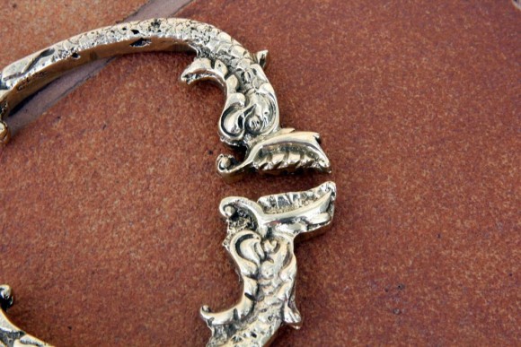 Старинные щипцы для дров и угля, выполнены из латуни