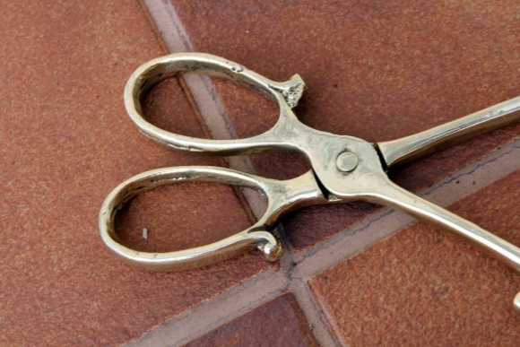 Старинные щипцы для дров и угля, выполнены из латуни