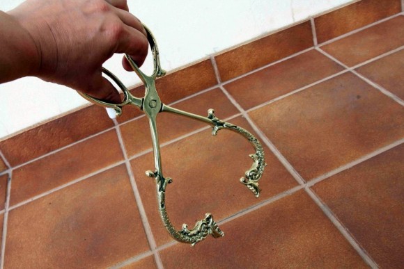 Старинные щипцы для дров и угля, выполнены из латуни