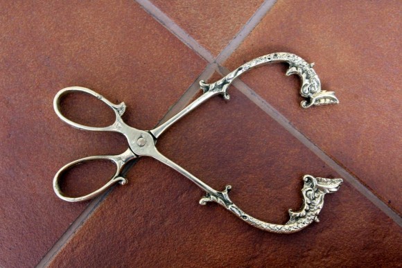 Старинные щипцы для дров и угля, выполнены из латуни