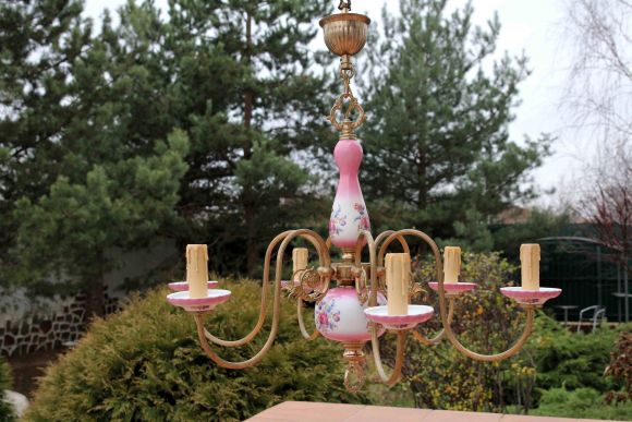 Фарфоровая люстра в стиле кантри в розовых тонах