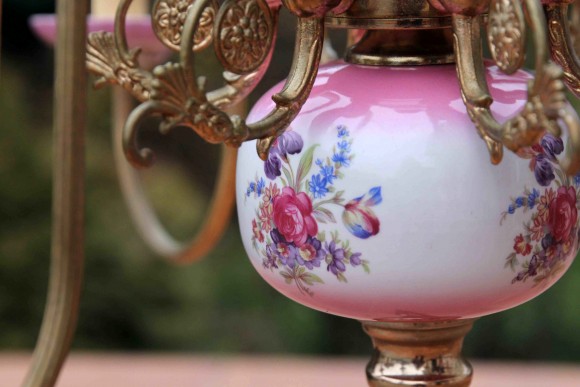 Фарфоровая люстра в стиле кантри в розовых тонах