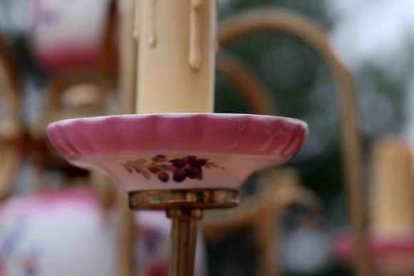 Фарфоровая люстра в стиле кантри в розовых тонах