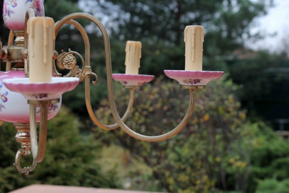 Фарфоровая люстра в стиле кантри в розовых тонах