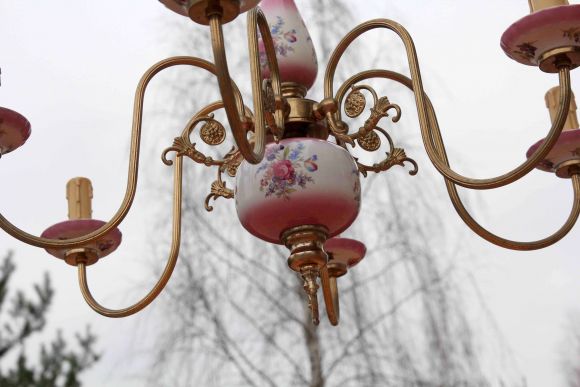 Фарфоровая люстра в стиле кантри в розовых тонах