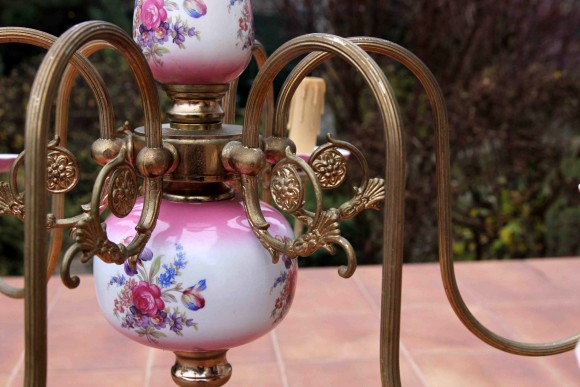 Фарфоровая люстра в стиле кантри в розовых тонах