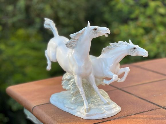 Композиция с двумя конями. Европа. Начало 20 века